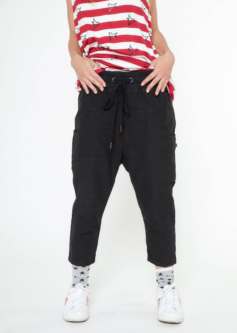 Konus Men's Cropped Pants With Side Panels in Black - shopatkonus