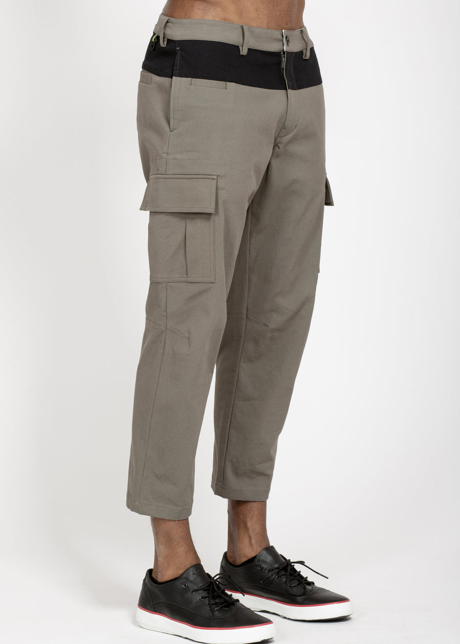 Konus Men's Cropped Color Block Cargo Pants in Olive - shopatkonus